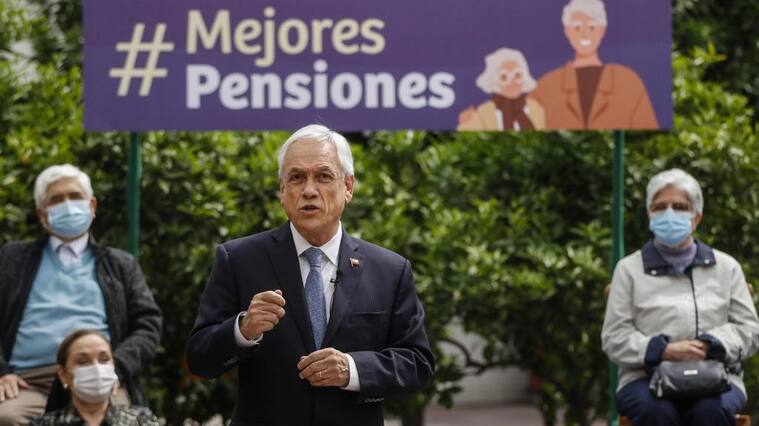 20 de septiembre del 2021/SANTIAGOEl Presidente de la República, Sebastián Piñera, acompañado por los ministros de Trabajo, Patricio Melero, y de Hacienda, Rodrigo Cerda, firma proyecto de reforma de pensiones para mejorar los ingresos de los jubilados. FOTO: SEBASTIAN BELTRAN GAETE/AGENCIAUNO