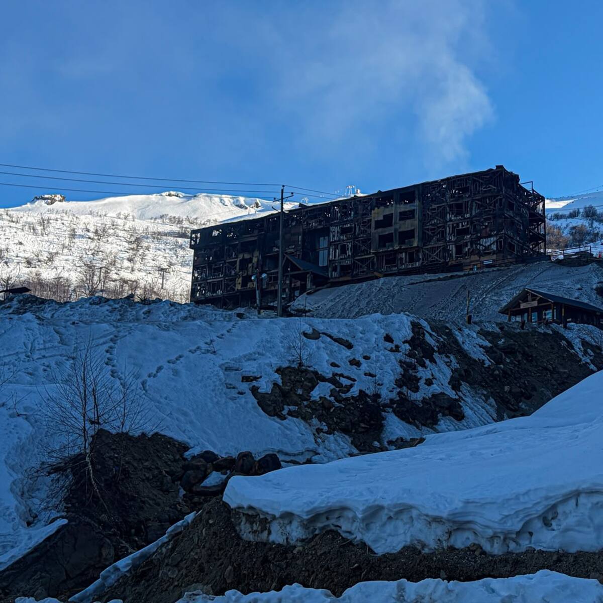 Totalmente destruido: imágenes revelan el estado en que quedó el Hotel Altos Nevados en Chillán tras devastador incendio