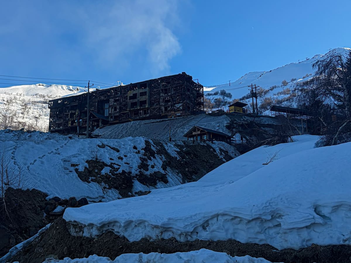Totalmente destruido: imágenes revelan el estado en que quedó el Hotel Altos Nevados en Chillán tras devastador incendio