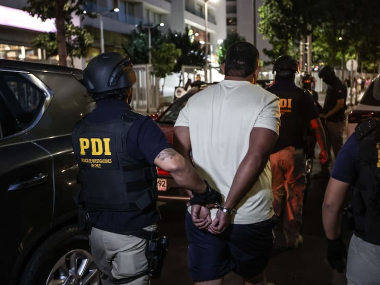 Operativo migratorio en Estación Central deja dos detenidos y 52 denunciados por situación irregular