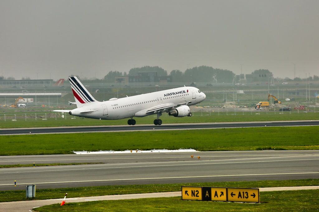 El vuelo de Air France Airbus A320-214 despega desde Amsterdam