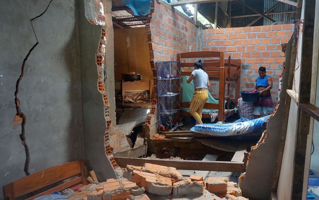 Personas buscan sus pertenencias entre las paredes caídas en Perú