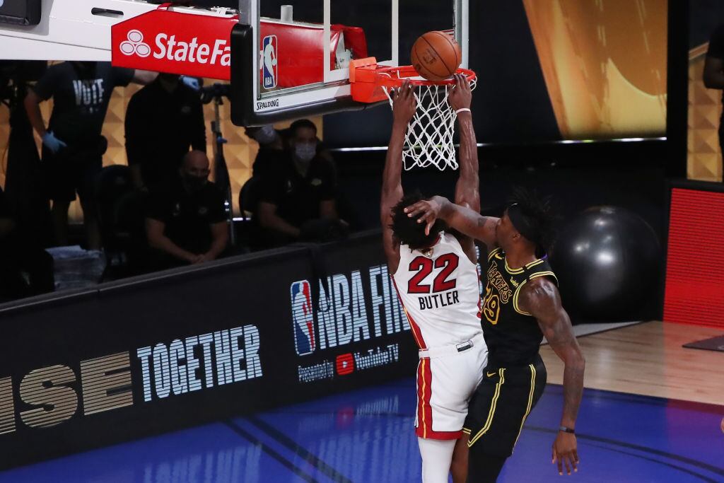 Jimmy Butler de Miami Heat marca en la quinta final de la NBA