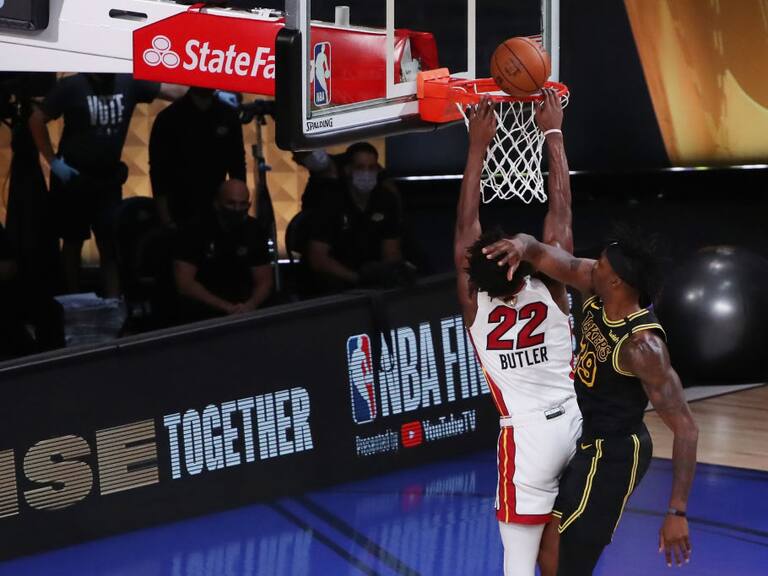 Jimmy Butler de Miami Heat marca en la quinta final de la NBA