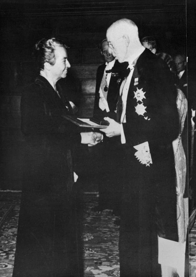 Gabriela Mistral recibe el Premio Nobel de Literatura (1945) / Getty Images