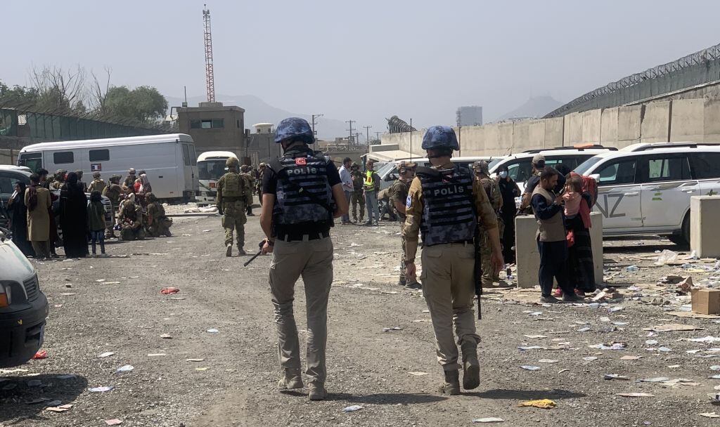 Militares turcos asisten a personas que esperan dejar Kabul