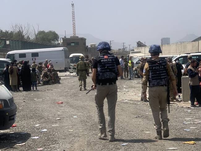 Militares turcos asisten a personas que esperan dejar Kabul