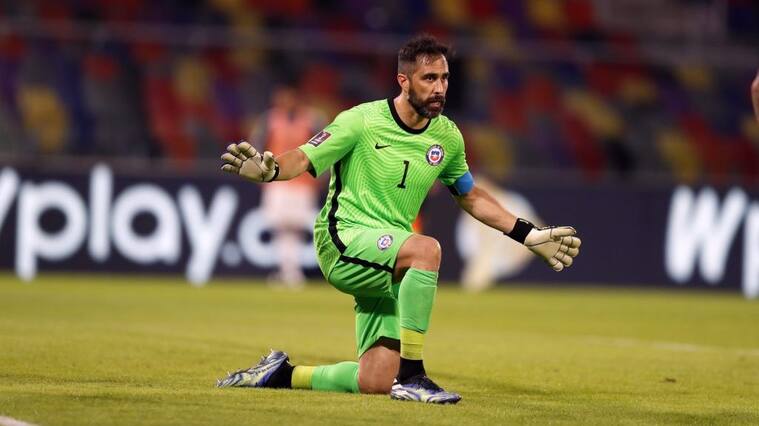 03 DE JUNIO DE 2021/SANTIAGO DEL ESTERO, ARGENTINA, Claudio Bravo durante el partido valido por las Clasificatorias al Mundial de Qatar 2022, entre las selecciones nacionales de Argentina y Chile, partido diputado en el Estadio Unico de Santiago del Estero, Argentina.FOTO: GUSTAVO ORTIZ/AGENCIAUNO