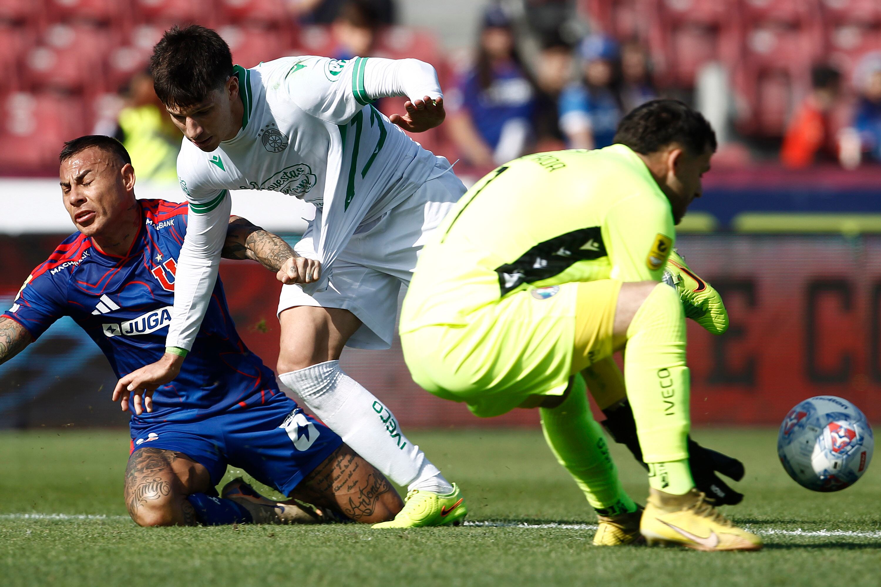 7 DE JUNIO DE 2026, SANTIAGO
Eduardo Vargas disputa el balón Durante el partido, válido por la sexta fecha de la Copa de la Liga, entre Universidad de Chile y Audax Italiano, disputado en el estadio nacional
FOTO: ERNESTO GUEVARA/ AGENCIA UNO