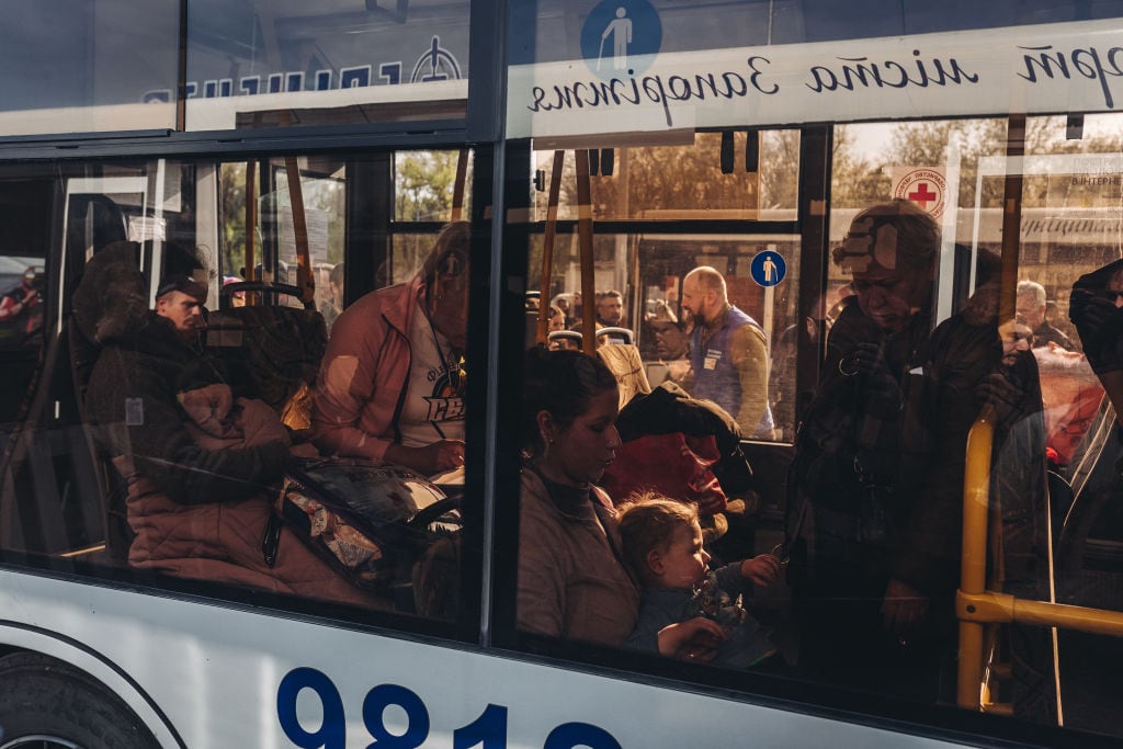 Civiles son evacuados en buses desde Mariúpol con destino a Zaporizhzhia