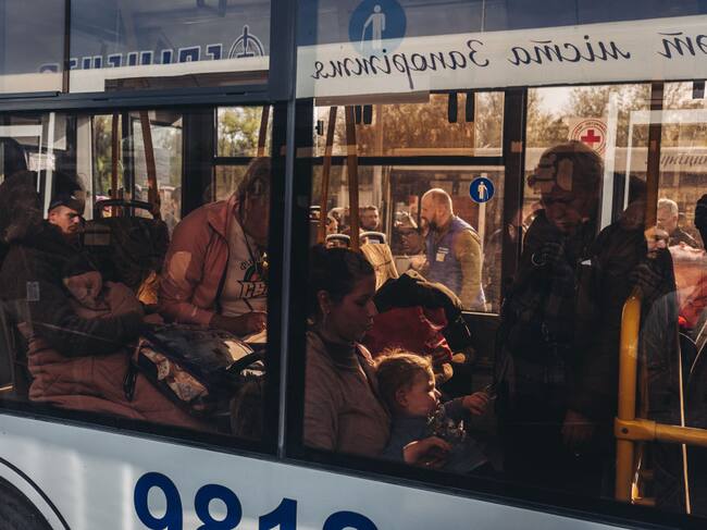 Civiles son evacuados en buses desde Mariúpol con destino a Zaporizhzhia