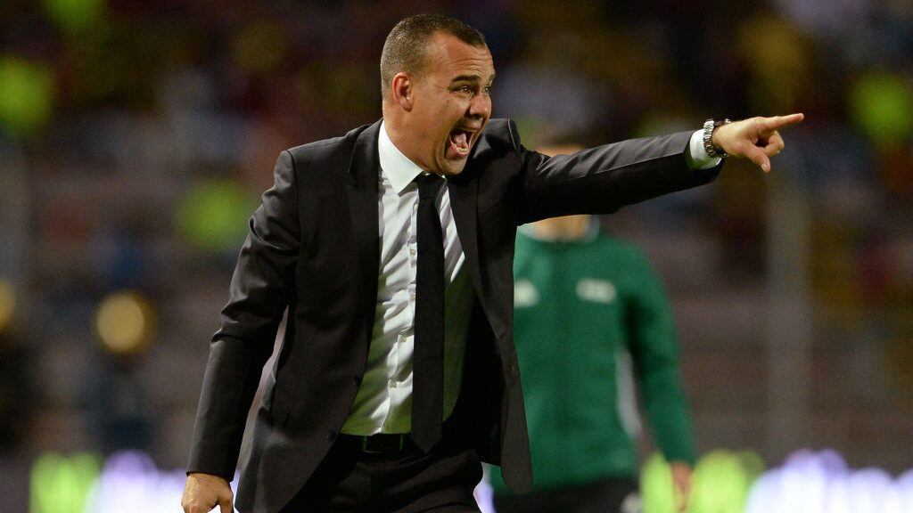 Venezuela's coach Rafael Dudamel gives instructions during the 2018 World Cup qualifier football match against Uruguay in San Cristobal, Venezuela, on October 5, 2017. / AFP PHOTO / Federico PARRA (Photo credit should read FEDERICO PARRA/AFP via Getty Images)