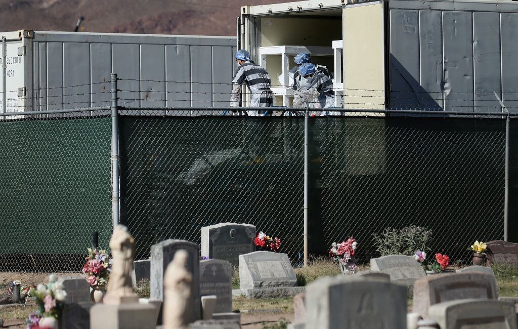 Trabajadores de una morgue guardan cuerpos de víctimas del Covid-19 en Texas