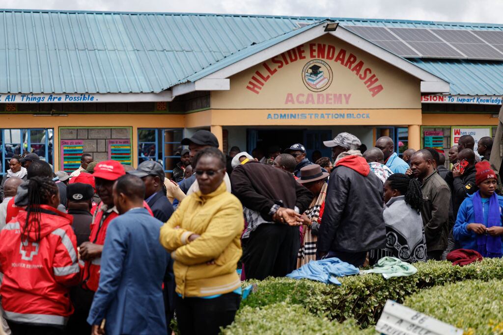 Padres y apoderados llegan hasta el colegio primario Academia Hillside Endarasha del condado de Nyeri en Kenia