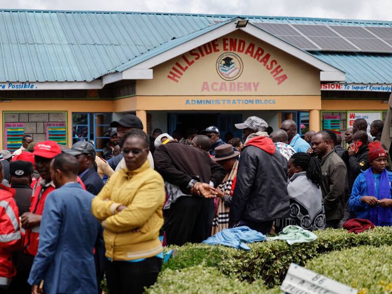 Padres y apoderados llegan hasta el colegio primario Academia Hillside Endarasha del condado de Nyeri en Kenia