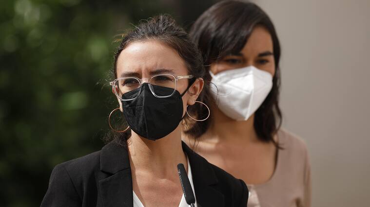14 de Marzo de 2022/SANTIAGOLa Ministra Vocera de Gobierno,Camila Vallejo junto a la Ministra del Interior, Izkia Siches, realizaron un punto de prensa al termino del primer comité político en el Palacio de La Moneda.
FOTO:CRISTOBAL ESCOBAR/AGENCIAUNO