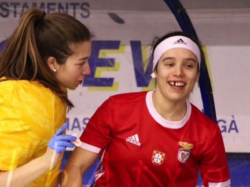 Maca Ramos jugando un torneo tras perder su diente