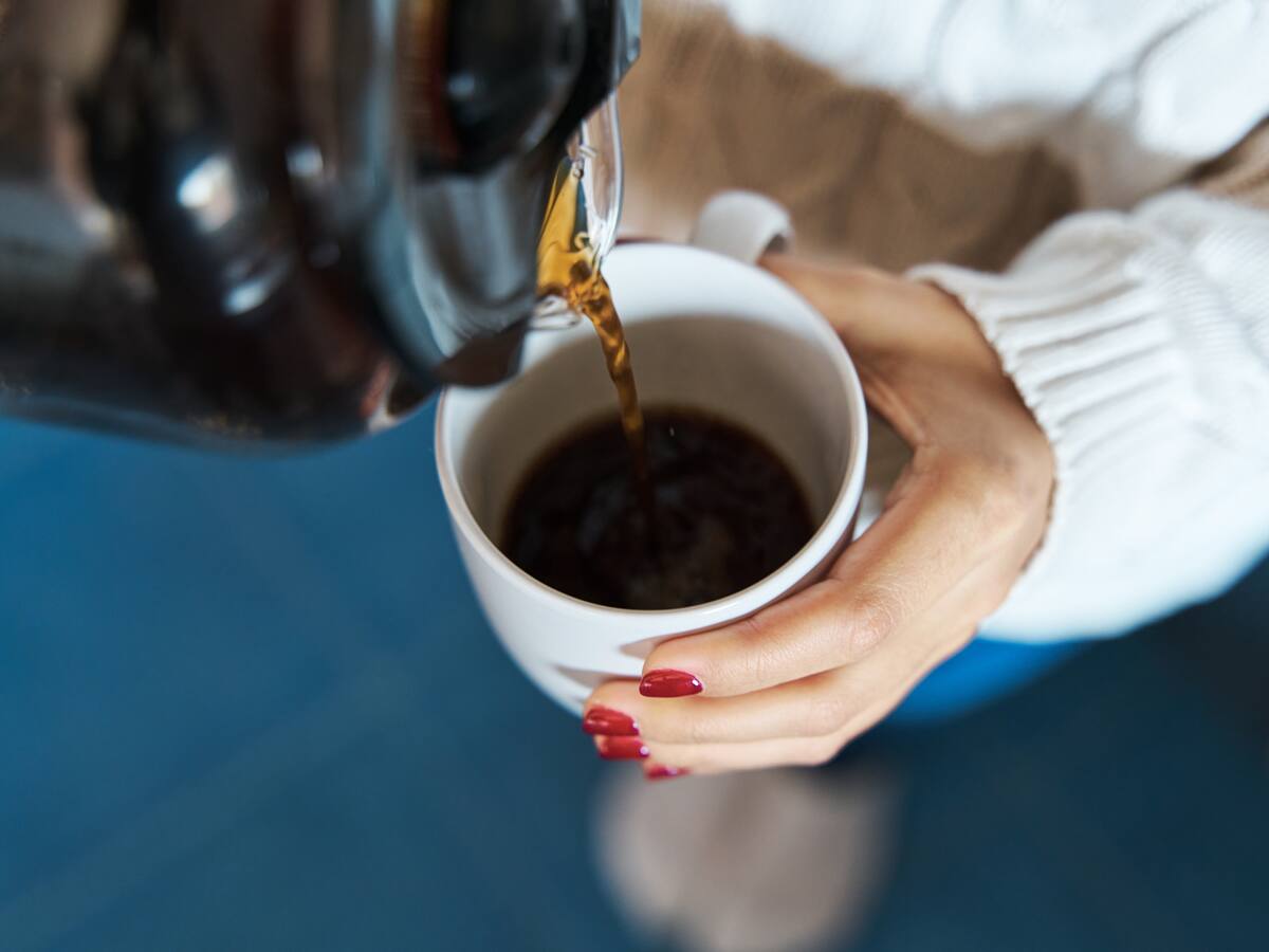 ¿Tu café de las mañanas podría estar afectando tu salud? La ciencia explica cómo prepararlo saludablemente