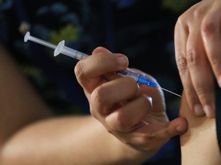 Menor de 8 años se encuentra en estado grave tras recibir vacuna Sinovac