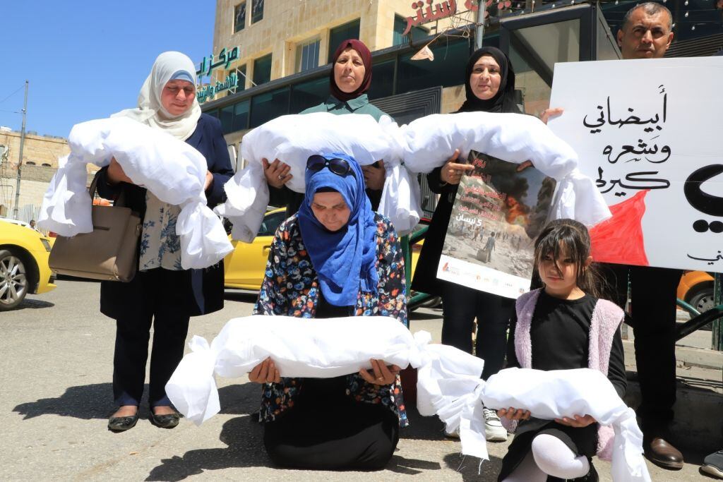Palestinos en Cisjordania se manifiestan contra las matanzas que sufre la población en la Franja de Gaza en Palestina.