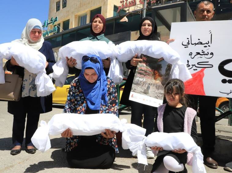 Palestinos en Cisjordania se manifiestan contra las matanzas que sufre la población en la Franja de Gaza en Palestina.