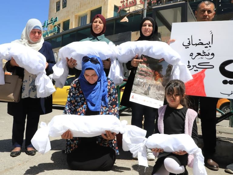 Palestinos en Cisjordania se manifiestan contra las matanzas que sufre la población en la Franja de Gaza en Palestina.