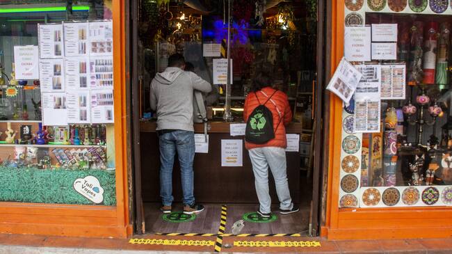 14 DE OCTUBRE DE 2020 / VIÑA DEL MARPersonas afuera de locales abiertos en Calle Valparaiso, durante los primeros días de desconfinamiento tras 4 meses de cuarentena que mantuvo a la mayoría del comercio local cerrado, y que implico el cierre definitivo de 540 locales
FOTO: MIGUEL MOYA / AGENCIAUNO