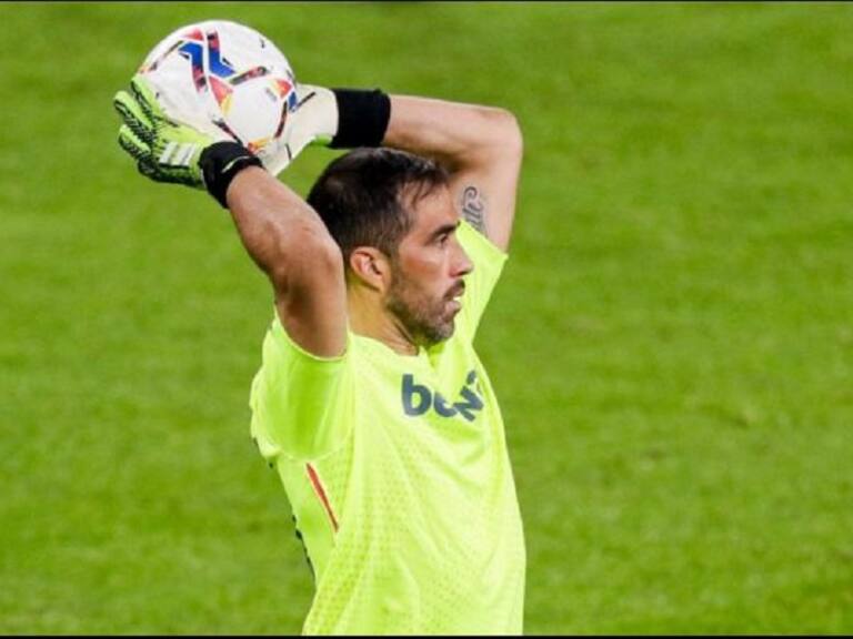 «Estuvo espléndido»: En España llenan de loas a Claudio Bravo tras «salvar» al Betis de caer ante el Athletic Bilbao por la Liga Española