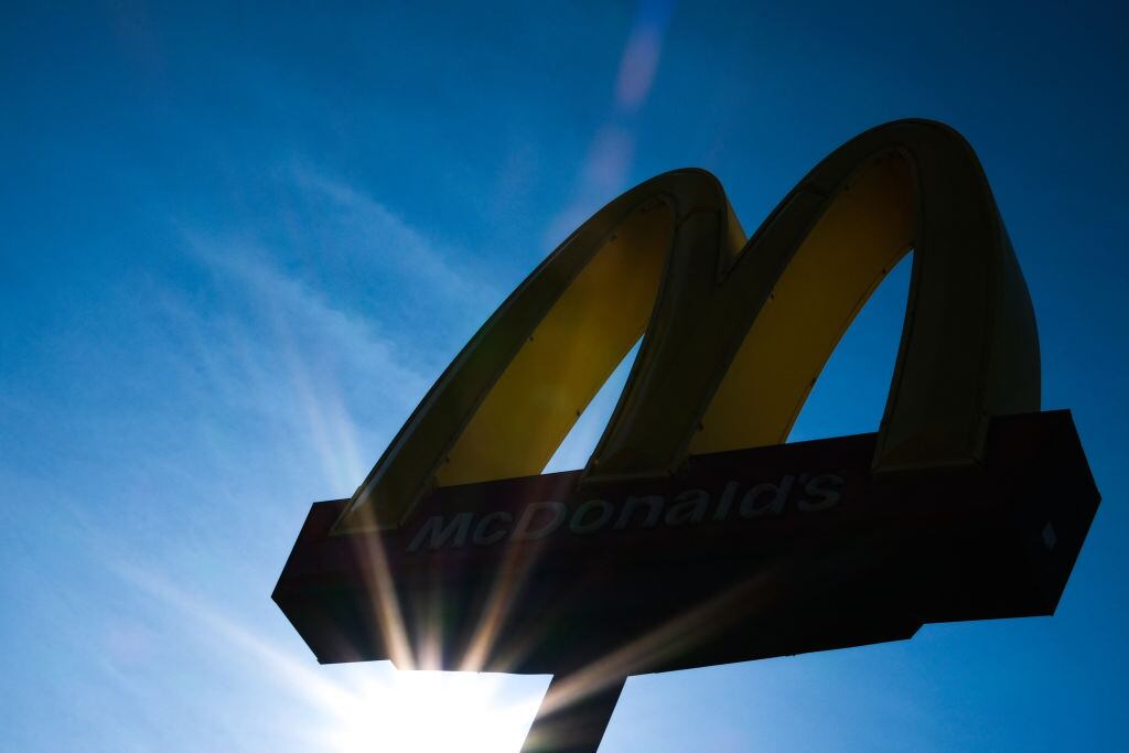 El logo de McDonald's en un restaurante en la ciudad de Dearborn del estado de Michigan, en Estados Unidos