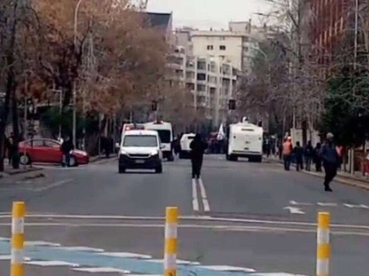 Carabineros dispersa manifestación estudiantil en la Alameda: protestaban contra recortes en educación y megarreforma