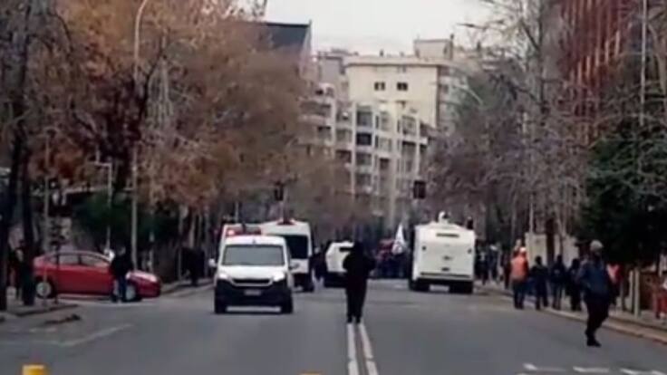 Carabineros dispersa manifestación estudiantil en la Alameda: protestaban contra recortes en educación y megarreforma