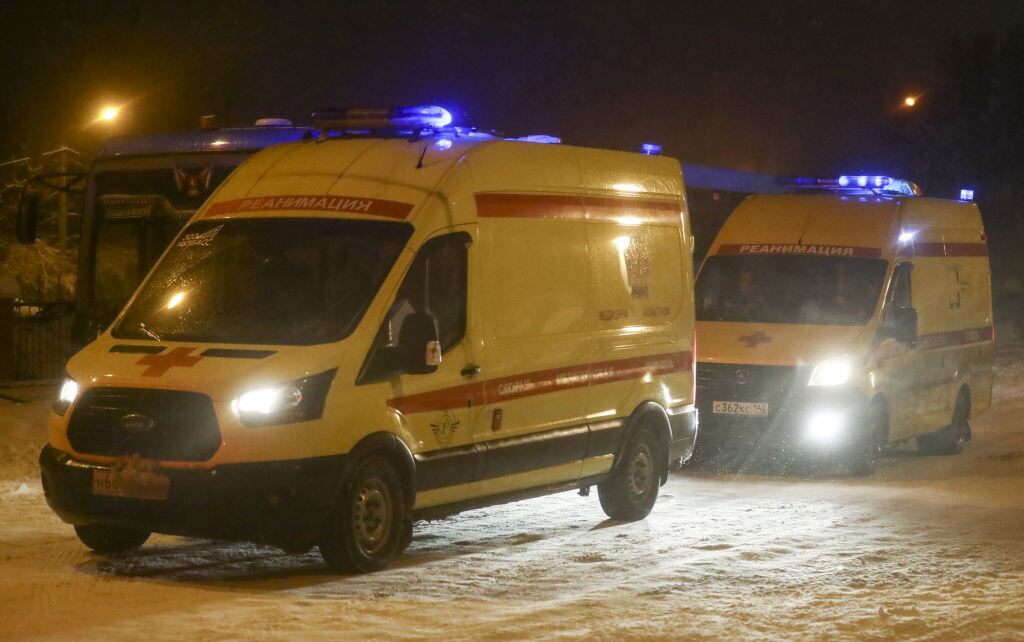 Ambulancias llegan a la mina de carbón Listvyazhnaya en Siberia