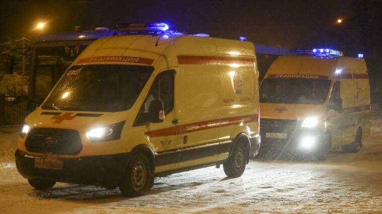 Ambulancias llegan a la mina de carbón Listvyazhnaya en Siberia