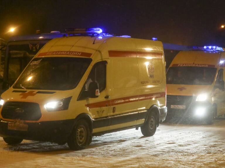 Ambulancias llegan a la mina de carbón Listvyazhnaya en Siberia