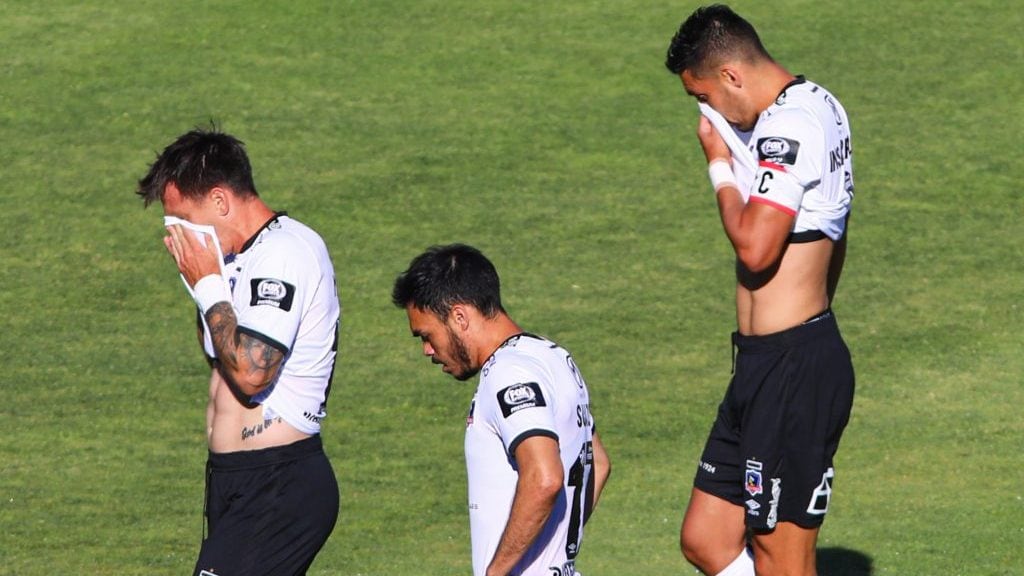 08 DE DICIEMBRE DE 2020/SANTIAGOJugadores de Colo Colo afectados por los gases lacrimgenos, durante el partido valido por vigsimo segunda fecha del Campeonato Nacional AFP PlanVital 2020, entre Colo Colo y Deportes La Serena, disputado en el Estadio Monumental.
FOTO: SEBASTIAN ORIA/AGENCIAUNO