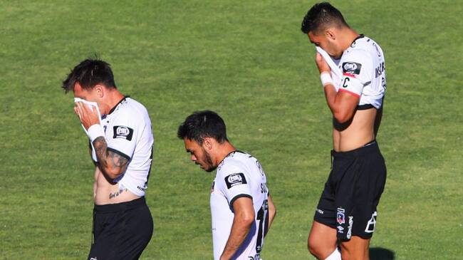 08 DE DICIEMBRE DE 2020/SANTIAGOJugadores de Colo Colo afectados por los gases lacrimgenos, durante el partido valido por vigsimo segunda fecha del Campeonato Nacional AFP PlanVital 2020, entre Colo Colo y Deportes La Serena, disputado en el Estadio Monumental.
FOTO: SEBASTIAN ORIA/AGENCIAUNO
