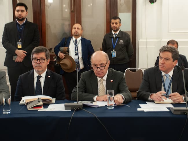 04 DE MAYO DEL 2026 / SANTIAGO
De izquierda a derecha, el director de Presupuestos, José Pablo Gómez, junto al ministro de Hacienda, Jorge Quiroz, y el coordinador de Políticas Tributarias, Sebastián Vallebona, durante la Comisión de Hacienda que recibe respuestas del Ejecutivo sobre el proyecto de reconstrucción nacional y desarrollo económico y social.
FOTO: VICTOR HUENANTE / AGENCIAUNO