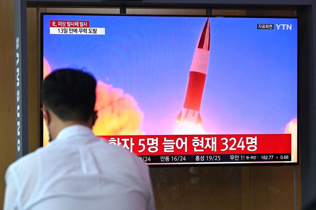 Personas observan noticias de la prueba de un misil de Corea del Norte en Seúl