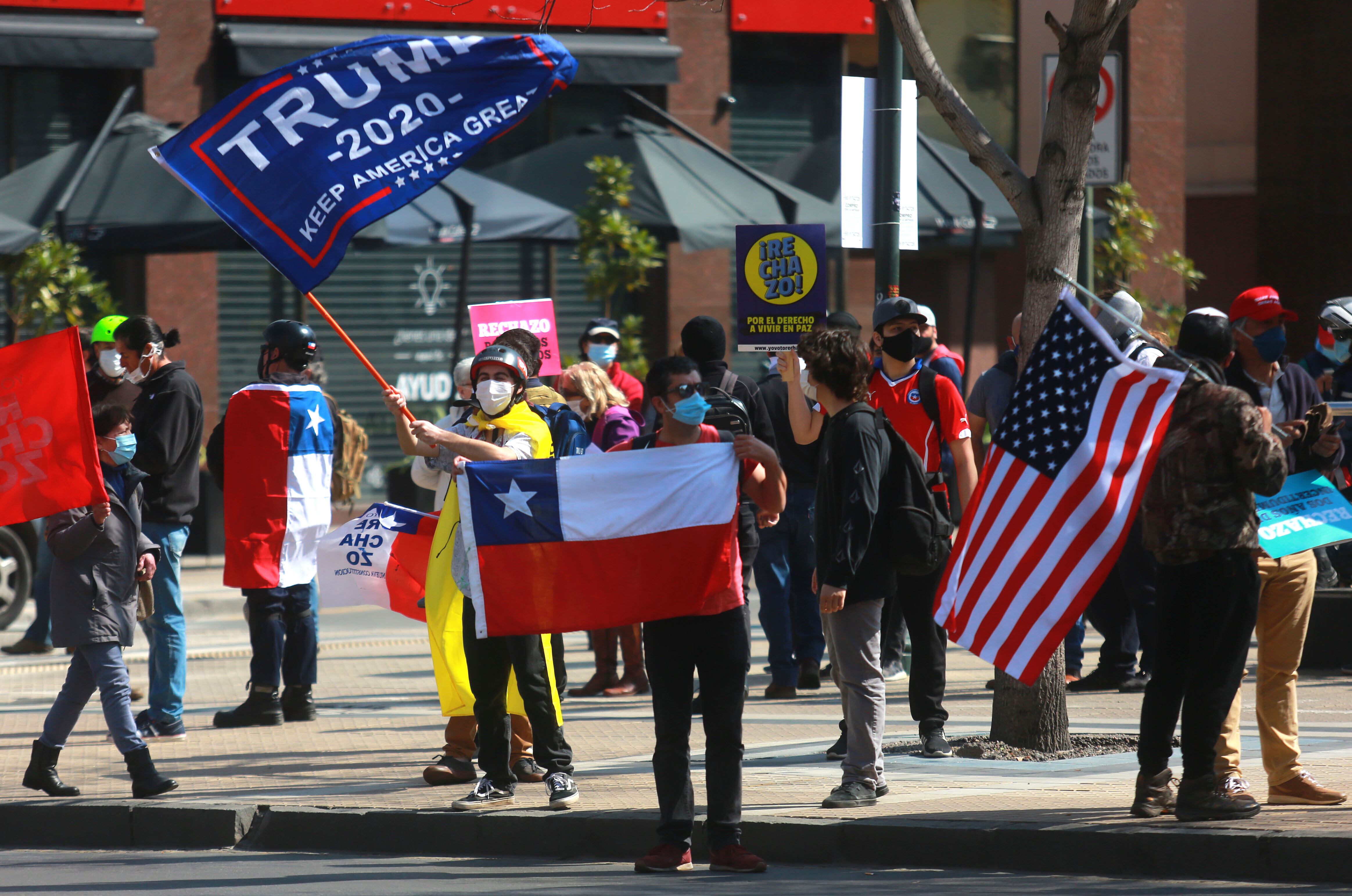 05 de Septiembre de 2020/SANTIAGOUn hombre agita una bandera de Trump en medio de organizaciones y Movimientos por el Rechazo, llevan a cabo la primera marcha por el Rechazo en la comuna de Las Condes, La manifestación fue liderada por organizaciones, gremios y movimientos del rechazo que participaran en la franja televisiva para el plebiscito del 25 de octubre del presente año. Los convocantes denuncian el “travestismo político” del alcalde Joaquín Lavín y del exsenador Pablo Longueira y harán un llamado a los chilenos a concurrir masivamente al plebiscito del 25 de octubre.
FOTO: JOSE ZUÑIGA/AGENCIAUNO