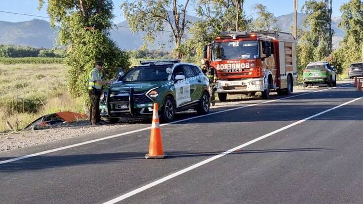 Fatal accidente de tránsito en el Maule: dos personas mueren tras chocar contra un árbol