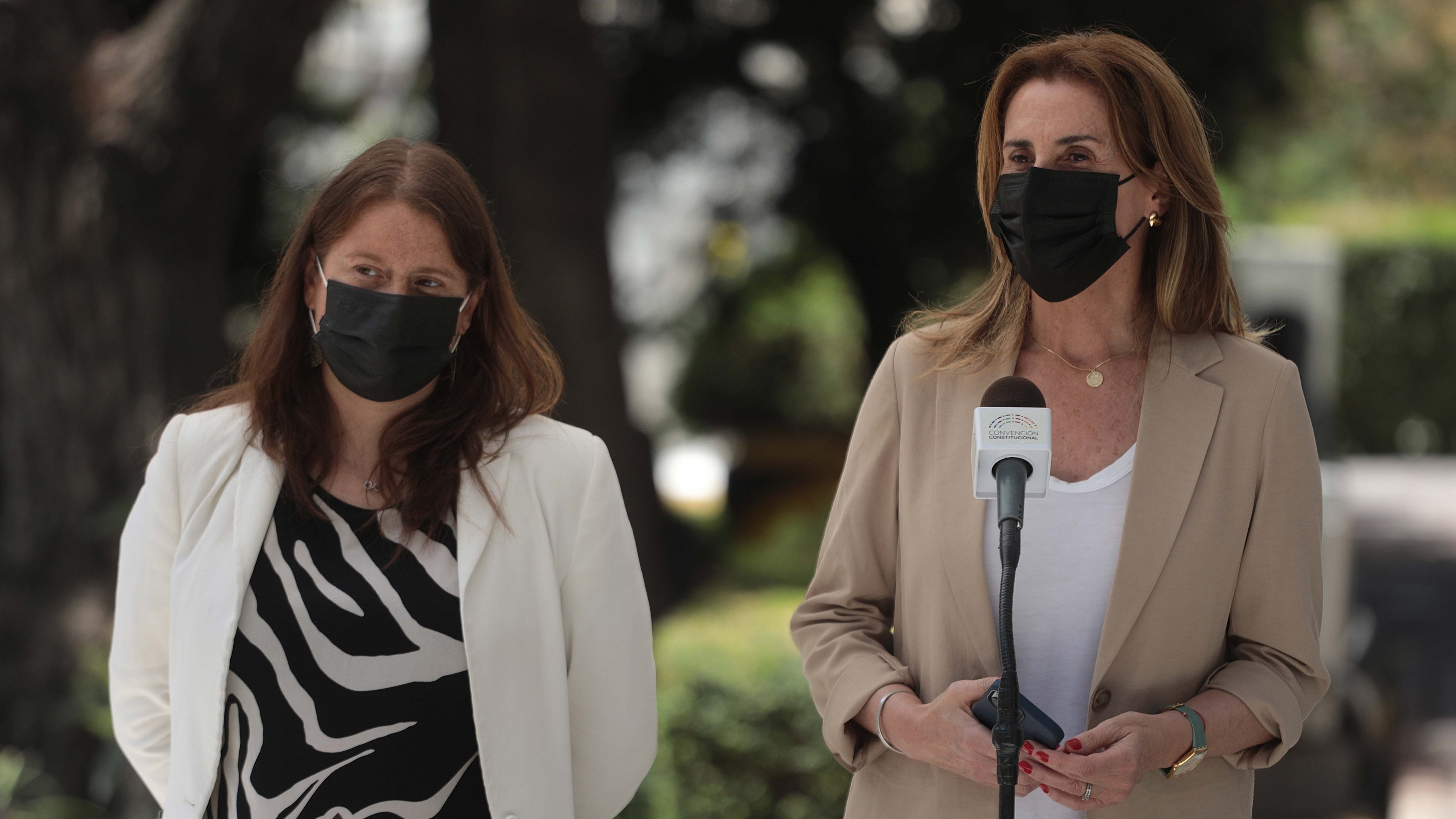10 de febrero del 2022/SANTIAGOLas constituyentes Constanza Huber (I), y Marcela Cubillos (D), realizan un punto de prensa en el ex congreso de Santiago.
FOTO: SEBASTIAN BELTRAN GAETE/AGENCIAUNO