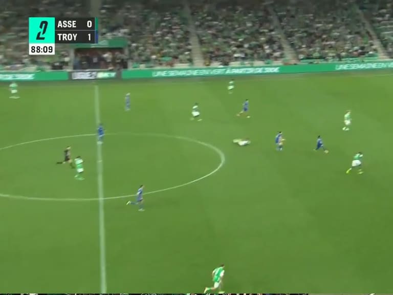 Un histórico de Francia se jugaba el ascenso y esto pasó: increíble gol desde mitad de cancha