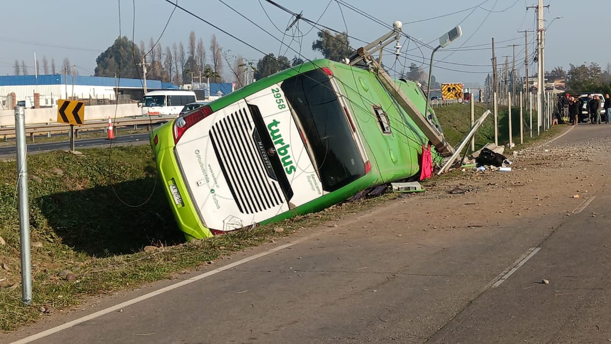 Formalizan a chofer de Turbus por volcamiento que dejó dos muertos en Ruta 5 Sur: habría sufrido una descompensación