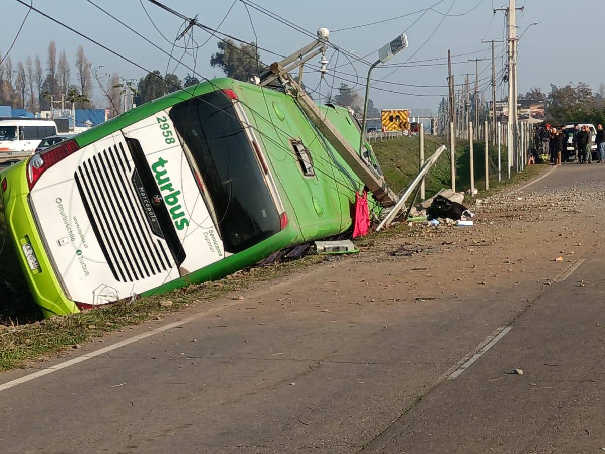 Formalizan a chofer de Turbus por volcamiento que dejó dos muertos en Ruta 5 Sur: habría sufrido una descompensación