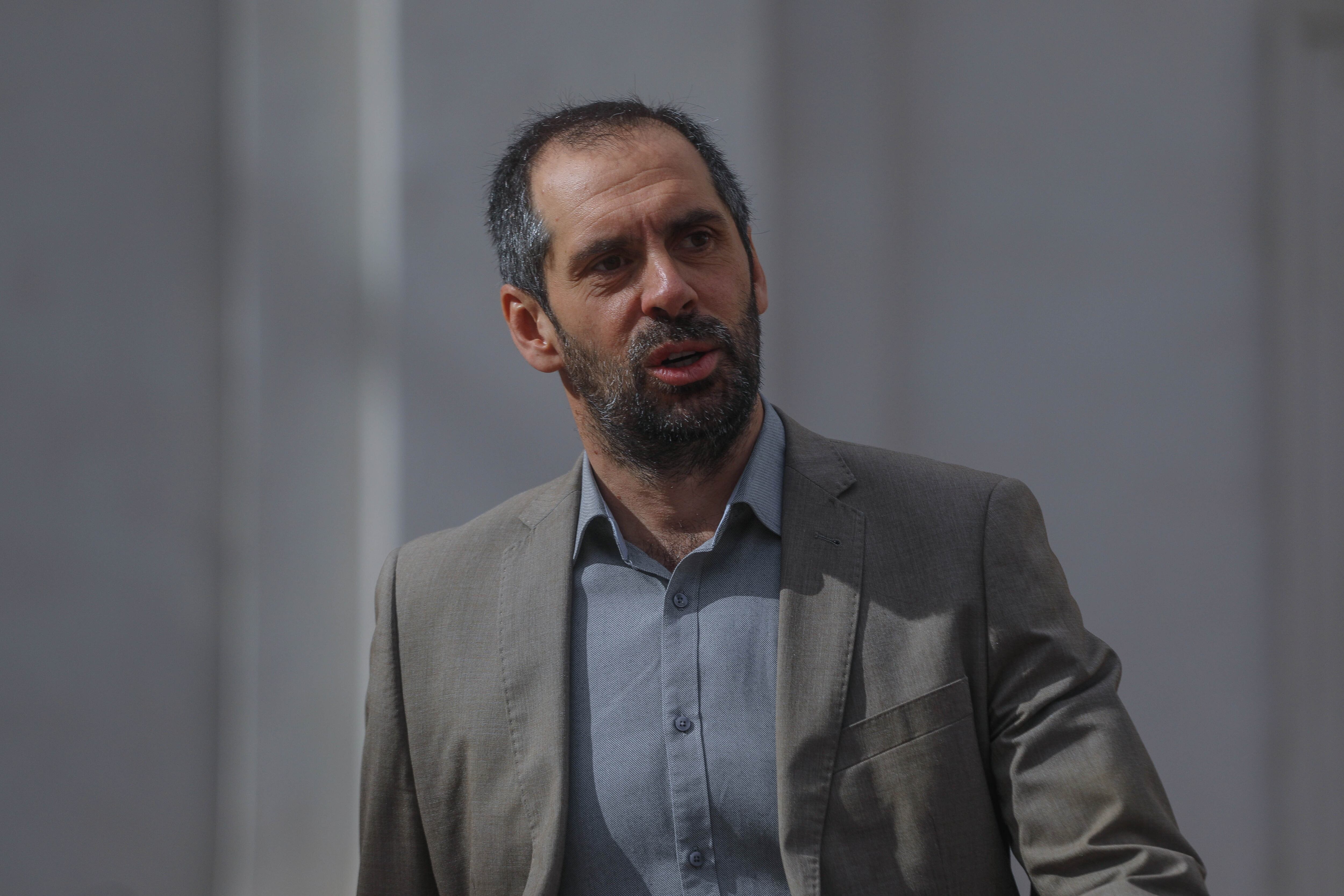 19 de febrero de 2025/SANTIAGO
El ministro de Economía, Nicolás Grau, llega al Palacio de la Moneda, y realiza un punto de prensa para aclarar por los dineros de Cofo traspaso al ministerio de Hacienda.
FOTO: SEBASTIAN BELTRAN GAETE / AGENCIUNO