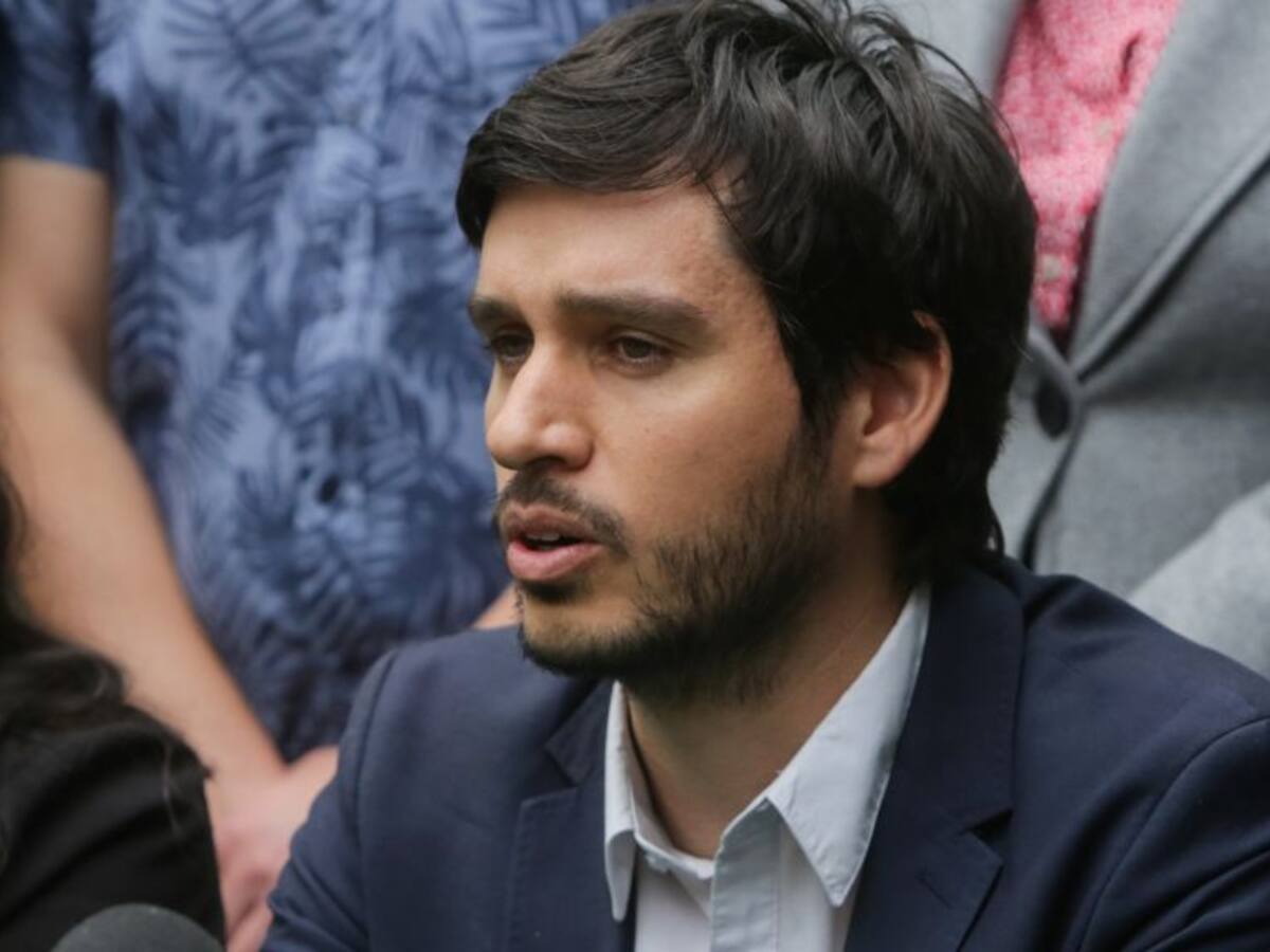 “El niño símbolo del amiguismo”: Oposición crítica a Boric por nombramiento de expresidente de RD como representante ante la OCDE en París