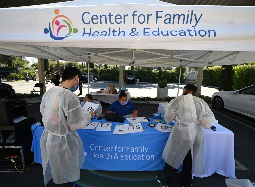 Trabajadores de la salud realizan exámenes del Covid-19 en Los Angeles
