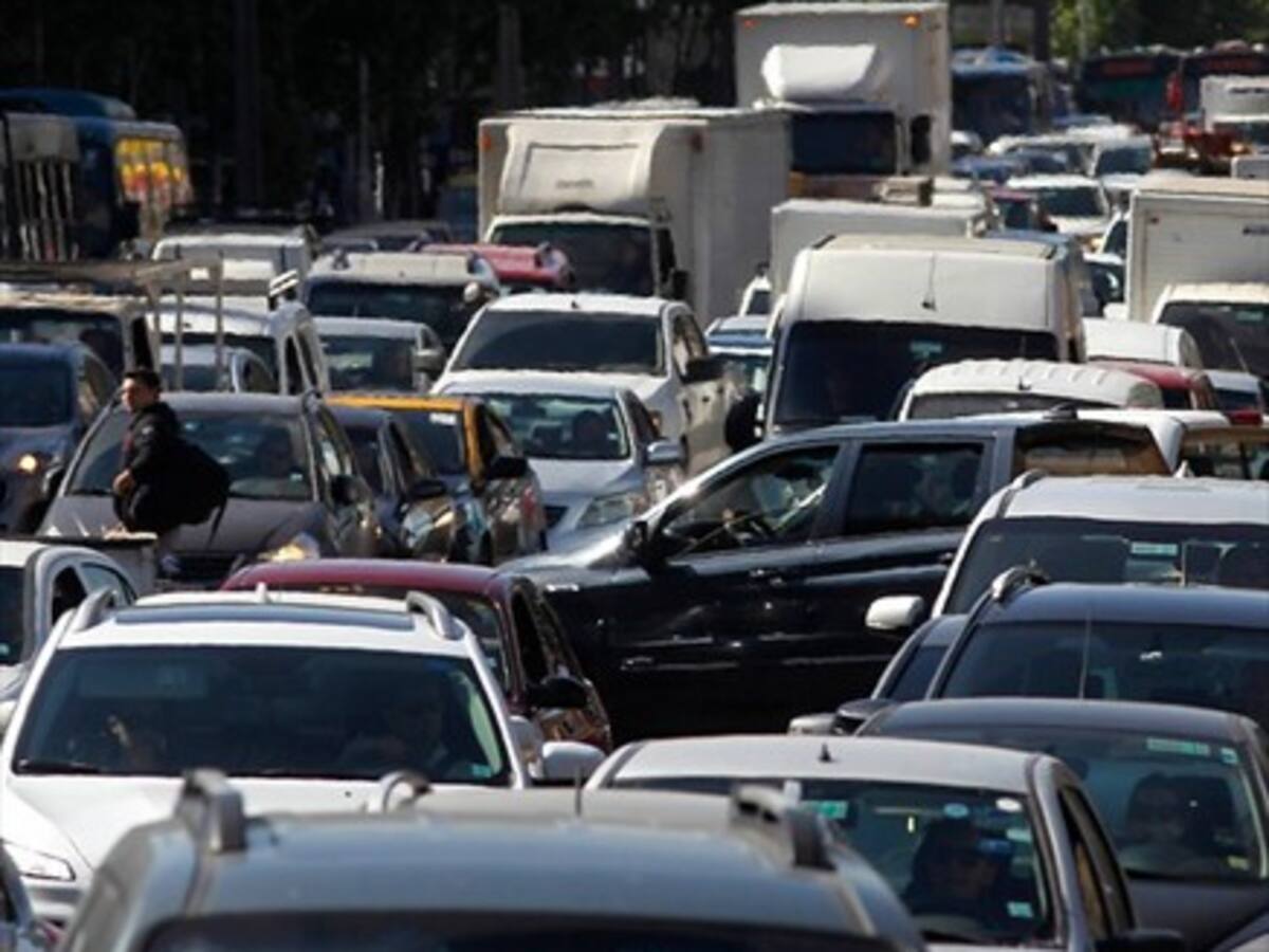 Congestión vehicular en Santiago provoca pérdidas superiores a 106 mil millones de pesos anuales