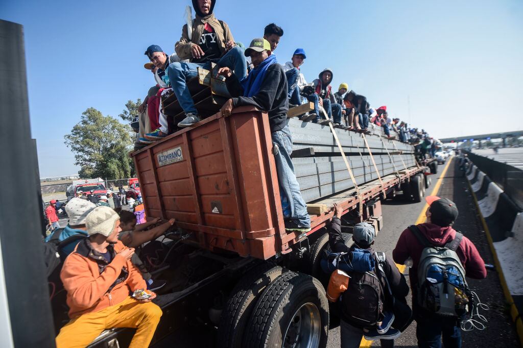 Familias de Centroamérica a bordo de un camión en ruta a EEUU