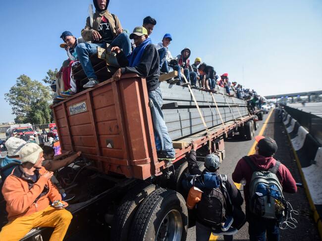 Familias de Centroamérica a bordo de un camión en ruta a EEUU